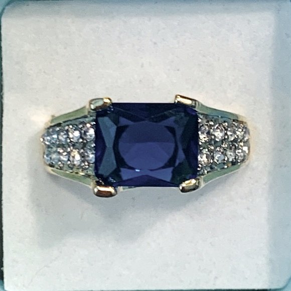 💙🆕 Plated Gold Ring with Blue Gemstone - Picture 2 of 9